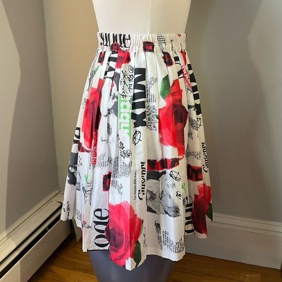 Pleated Newsprint Miniskirt! Red Roses, Green Leaves. Carrie Bradshaw Vibes! - Picture 4 of 8